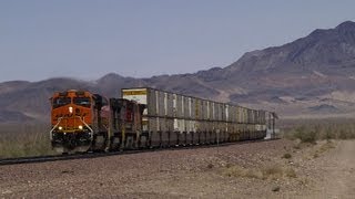 preview picture of video 'BNSF 7777 passing Hector CA. 04-June-2007'