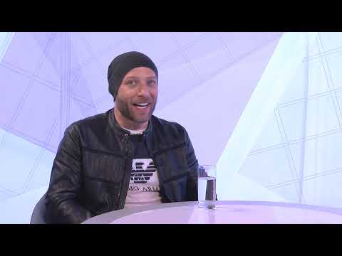 OBJE STRANE OGLEDALA 04.01.2022. Kad već nije u cirkusu, uživa na stageu! Frontman Vigora Mario Roth