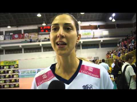 Carol Gattaz, meio de rede, do Camponesa Minas após vitória em Rio do Sul (5-12-14)