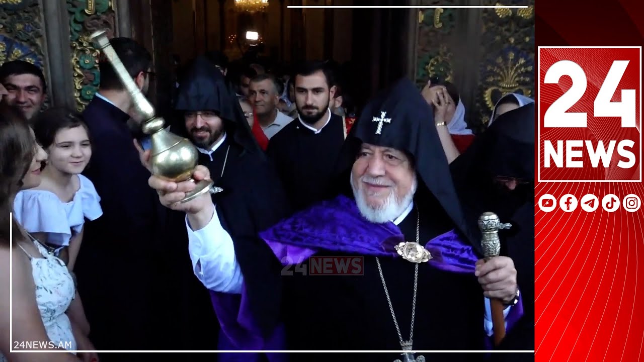 Վեհափառ Հայրապետը օրհնում է հավատավոր ժողովրդին. հոգևոր դասը թափորով դուրս եկավ Մայր Տաճարից