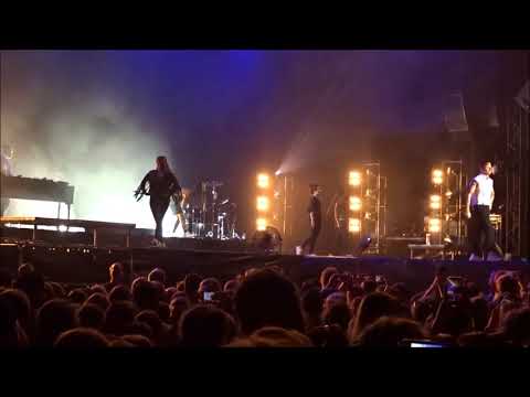 1Live Popfest #1: Macklemore - Dance Off 'Get on the floor' (feat. Idris Elba) (Live)