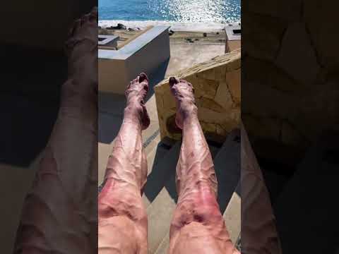 Female muscle legs veins. Female vascularity. Women muscle legs #shorts #beach #relax #waves