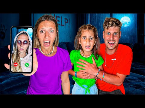 AURORA HA PAURA PERCHÈ LA SORELLA GEMELLA CATTIVA DI LAURA NON SMETTE DI CHIAMARMI SU FACETIME!