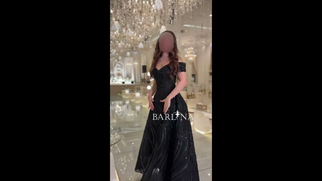 فستان أسود بقماش متموج بأكتاف مكشوفة - S