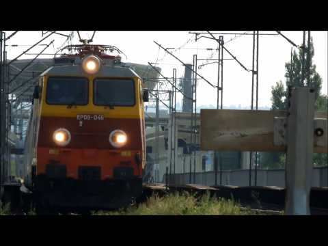 "Rodzynek" EP09-046 z pociągiem pospiesznym InterCity "Malczewski"mija most na Wiśle