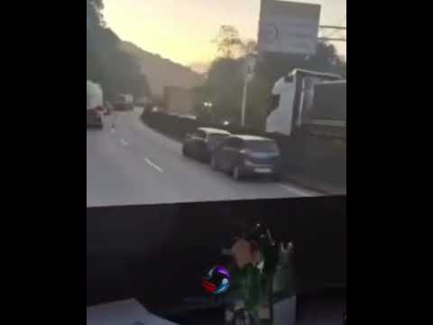 Engavetamento entre caminhão e carretas causa congestionamento na Anchieta.