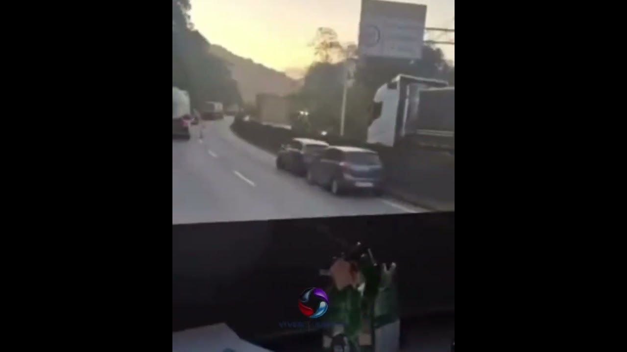 Engavetamento entre caminhão e carretas causa congestionamento na Anchieta.