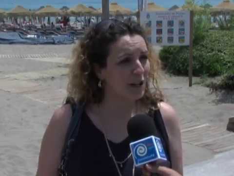 Las tres banderas azules obtenidas por Benalmádena ya ondean en sus emplazamientos