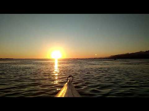 In canoa al tramonto nel grande lago - www.escursionidasogno.com