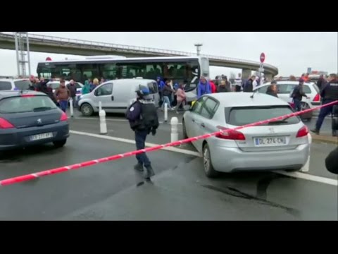 Man ihjälskjuten på Parisflygplats - Nyheterna (TV4)
