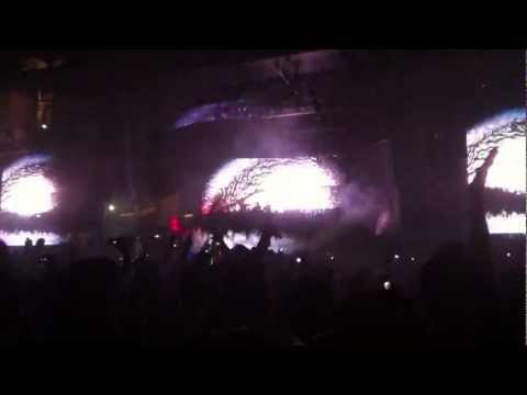 Swedish House Mafia - "One" on top of "Somebody that I Used to Know"