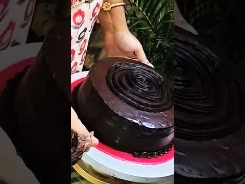 Easy to make chocolate truffles cake Overload Choco chips cake #cakedecoration #youtubeshorts