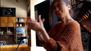 Ezgi Eyüboğlu- Sevdaluk zor zanaat (İşarə dili)