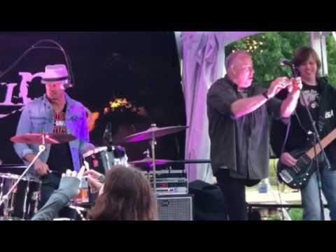1Legged Harmonica Player - crazy performance