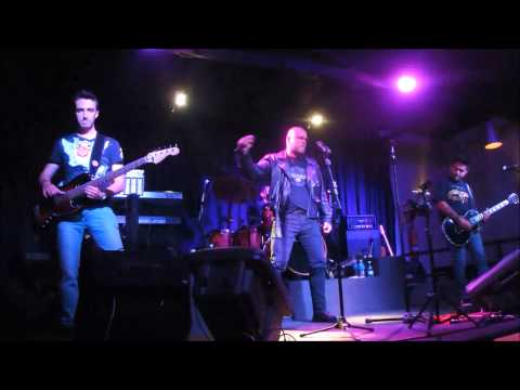 Emerson Malheiro canta com a Banda Hot Rocks