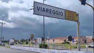 Viareggio e Massa in festa per il Giro d'Italia: in migliaia accolgono i ciclisti