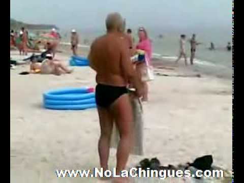 Tio borracho intentando ponerse la camisa