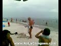 Tio borracho intentando ponerse la camisa