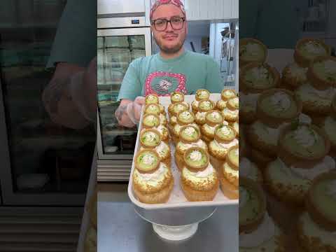 Part 1 of doing 16 dozen cupcake -it’s the blueberry pancake ones for meeeeee!!🧁✨#cupcakeorder