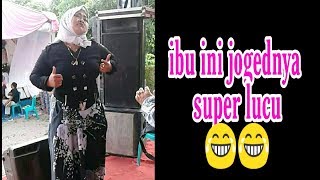 Download lagu Untung direkam|ibu-ibu joget dangdut lucu dan heboh mp3