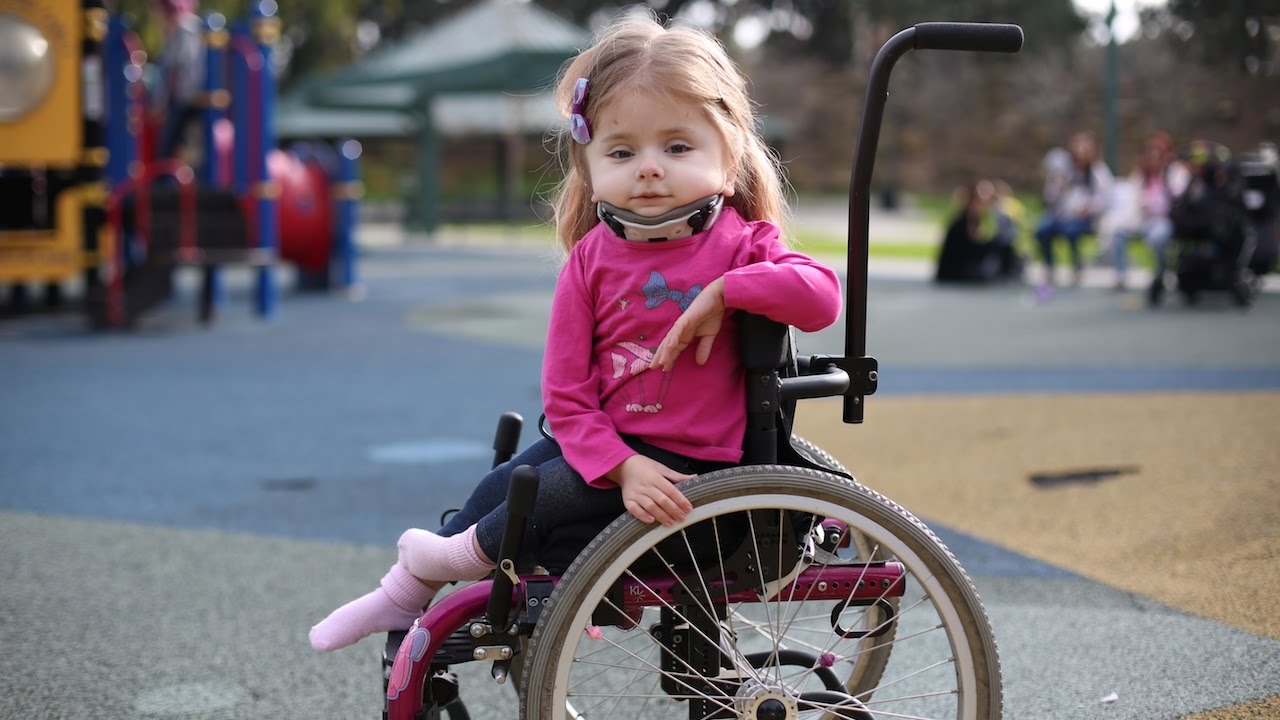 Инвалид смеется. Инвалид даун. Коляска для инвалидов. Детки в инвалидных колясках. Дети ограниченным возможностью.