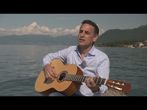 صوت خوان دييغو فلوريز يضفي سحراً على إيفيان الفرنسية