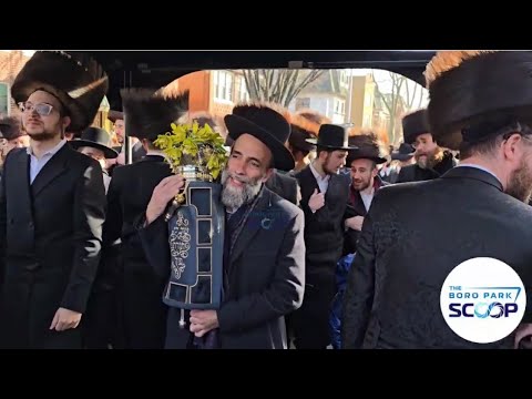 Hachnosas Sefer Torah To Heichal Hatefillah Shul, Led By R’ Binyomin Eisenberger | הכנסת ספר תורה