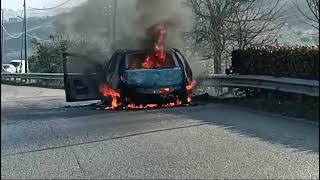 auto-in-fiamme-lungo-la-strada-che-da-ariano-porta-a-montecalvo-irpino