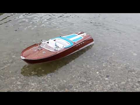 RC Modellboot runabout Riva Aquarama von Amati mit zwei Brushless Motoren und 3S Lipo scale 1:10
