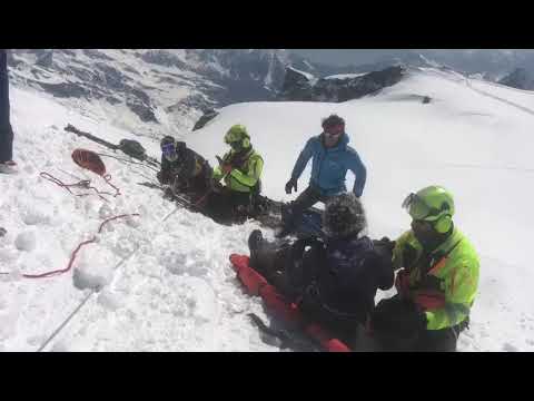Il recupero dei due alpinisti svizzeri finiti in un crepaccio sul Breithorn.