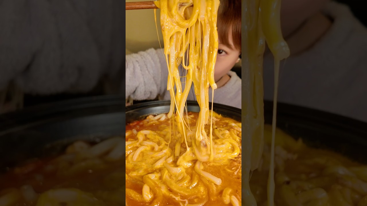 【深夜飯テロ/爆食い】チーズどろどろが止まらん…トマトカレーチーズうどん🧀【咀嚼音/ASMR】