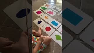 Minh Quân tự học màu sắc và hình dạng nằng tiếng Anh