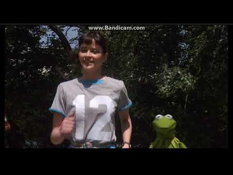 The Muppets Take Manhattan (1984) - Miss Piggy vs. The Purse Snatcher / The Huggies