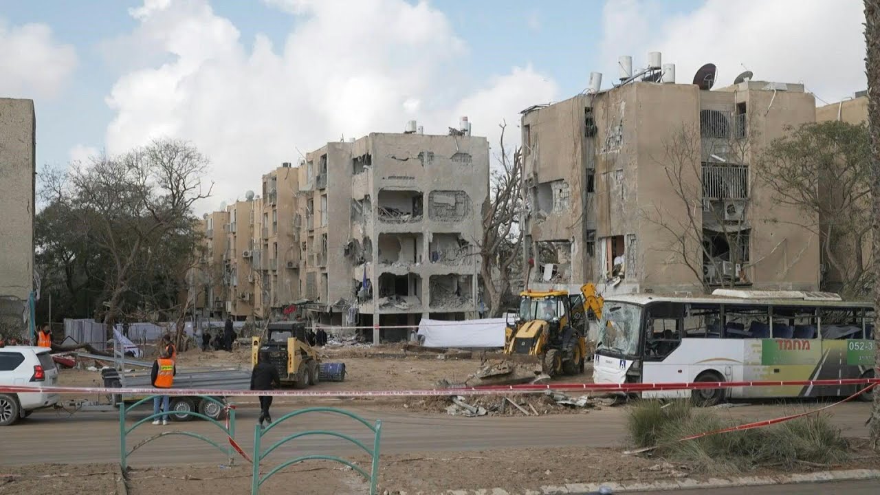 Video | Damaged residential buildings after Iranian strikes on Israel's Arad | AFP