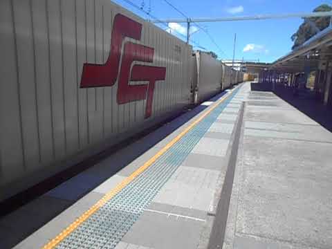 3MB9 CSR001 AND CSR008 HEADING NORTH AT GOSFORD