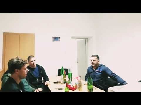 @slavujistrtala8783 - Skini prsten s desne ruke :] 💍