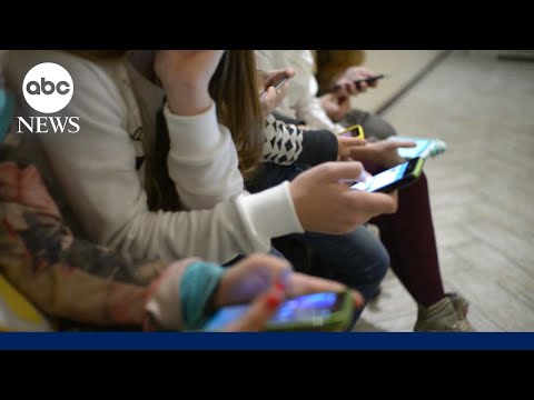 New York bans students using cellphones in school