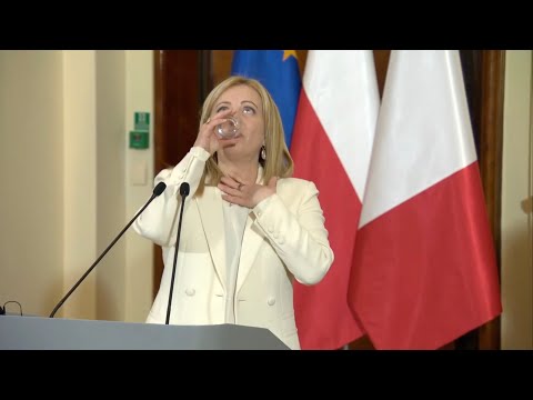 ATTACCO DI TOSSE PER GIORGIA MELONI DURANTE LA CONFERENZA STAMPA A VARSAVIA