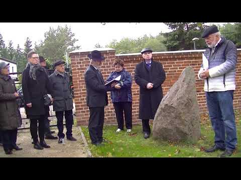 Rabbiner Chaim Kornblum spricht ein Gebet auf dem jüdischen Friedhof in Rathenow Neufriedrichsdorf