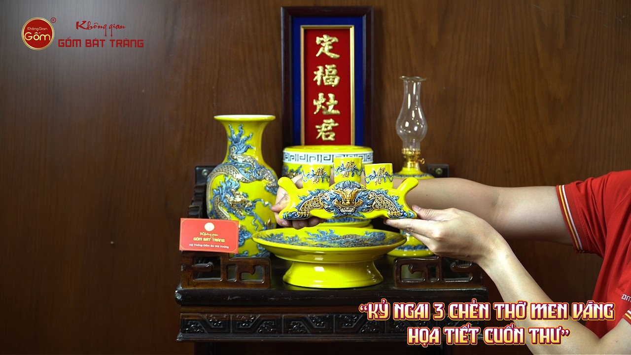 Bộ Kỷ Ngai 3 Chén Thờ Men Vàng Họa Tiết Cuốn Thư