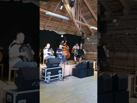 Karusbakken med venner spiller Min tös. Loge A Ransäter 8. juli 2022