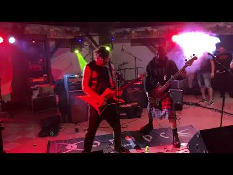 Korupce - KORUPCE- Do ulic feat Rišo Szanyi LIVE