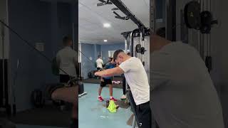 REVERSE CABLE CROSS EN BANCO