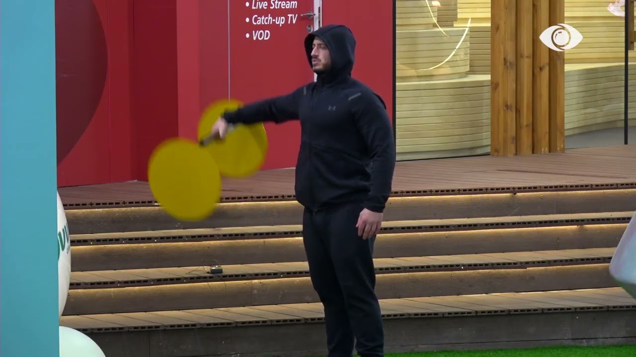 Xumi ngre pesha, bën stërvitje në oborr