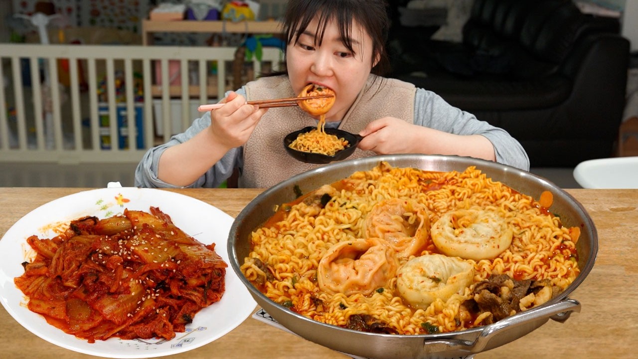 육아 중 배고파서 먹는 만두라면과 들기름 볶음김치 먹방🍜 MUKBANG