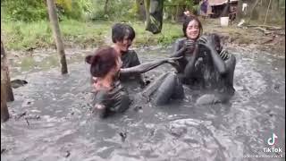 Download lagu aksi lucu para gadis gadis cantik panjat pinang di lumpur mp3