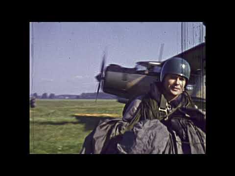 Fallschirmspringen des JG-7 1977 auf dem Flugplatz Neuhausen/Spree