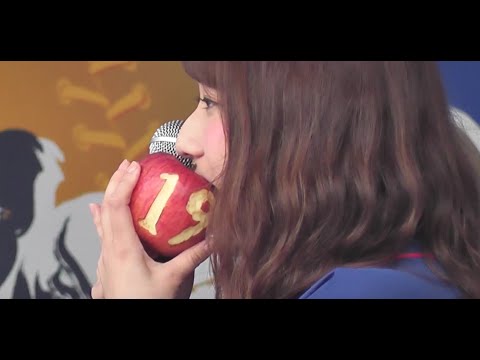 チアドラの向井沙苗ちゃん　阪神藤浪を攻略するために　リンゴのふじをかじる