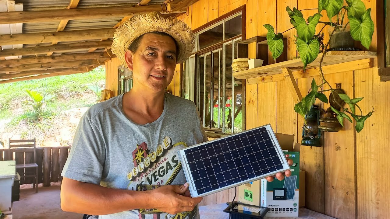 instalando uma lâmpada solar.