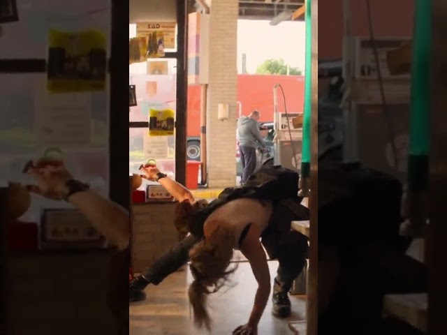 Vídeo relacionado con Marvel Black Widow Dos viudas son mejores que una Camiseta